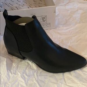 NWT trendy black booties 8.5